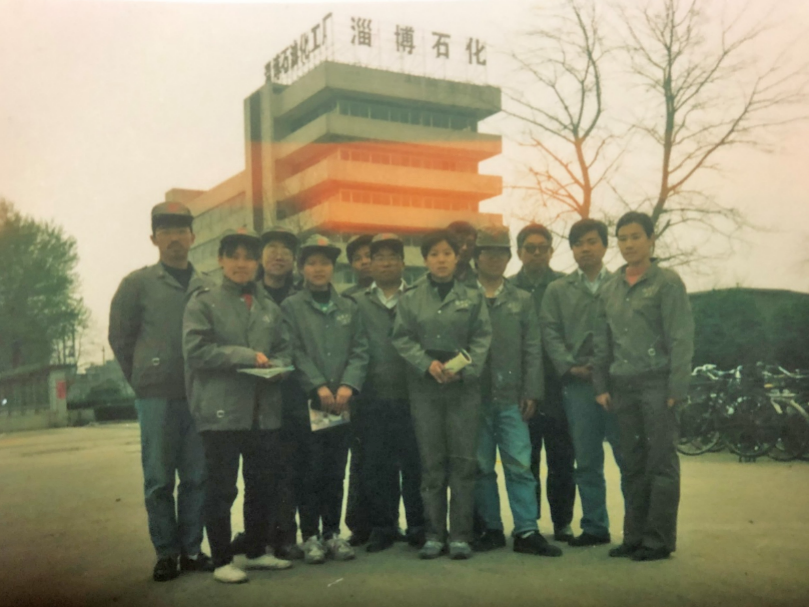 1996年5月韩老师带化92-1班在淄博石油化工厂实习