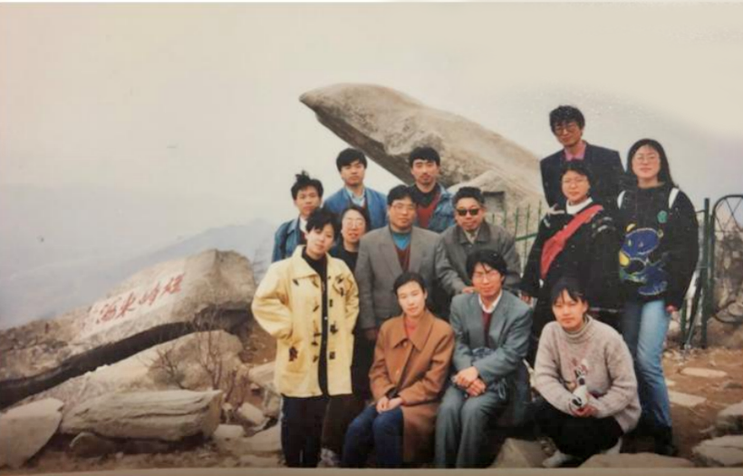 1996年5月韩老师带化92-1班游览泰山