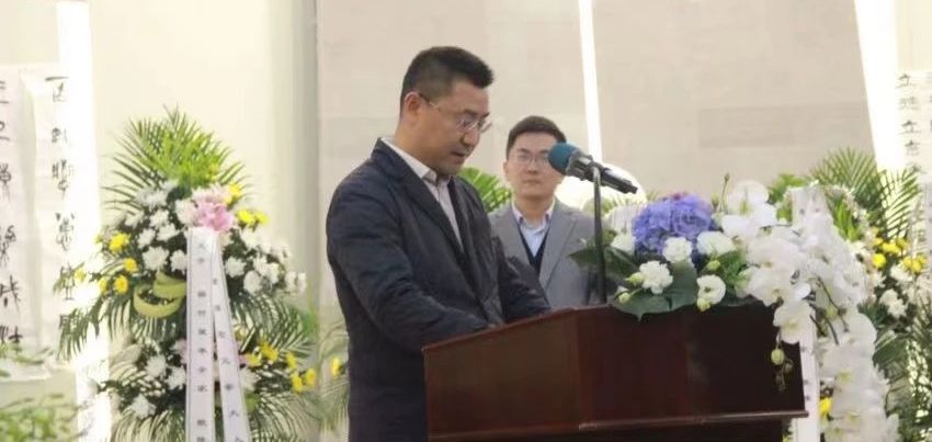 2020年12月27日作者在恩师韩冬冰先生上海告别仪式上代表母校致悼词