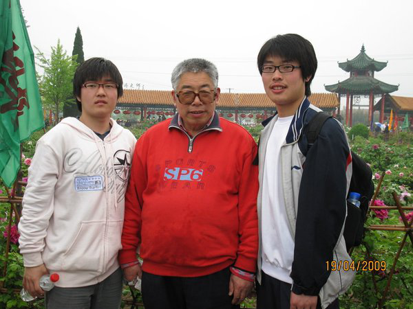 2009年4月，菏泽牡丹园（我、韩老师、张琪）