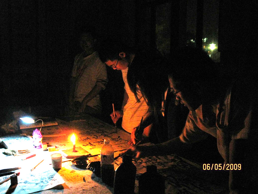2009年5月，停电的大活107（左起：滕磊（台灯的后面），我，隋奎印，来京华，李春星）