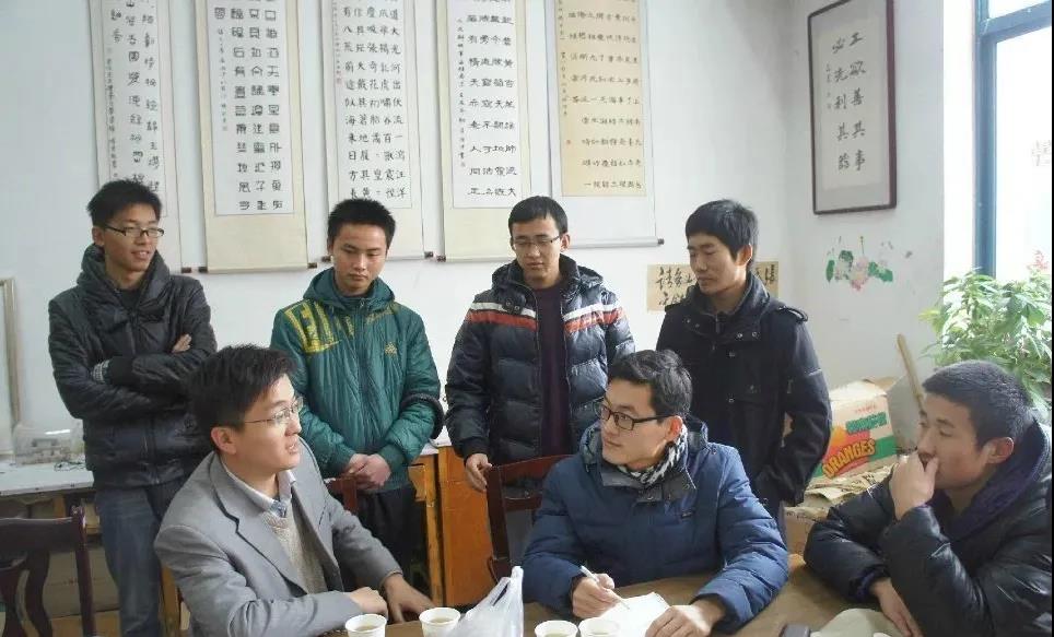 2012年12月22日，作者回烟台为先生祝寿，在书画协会与张松等理事交流