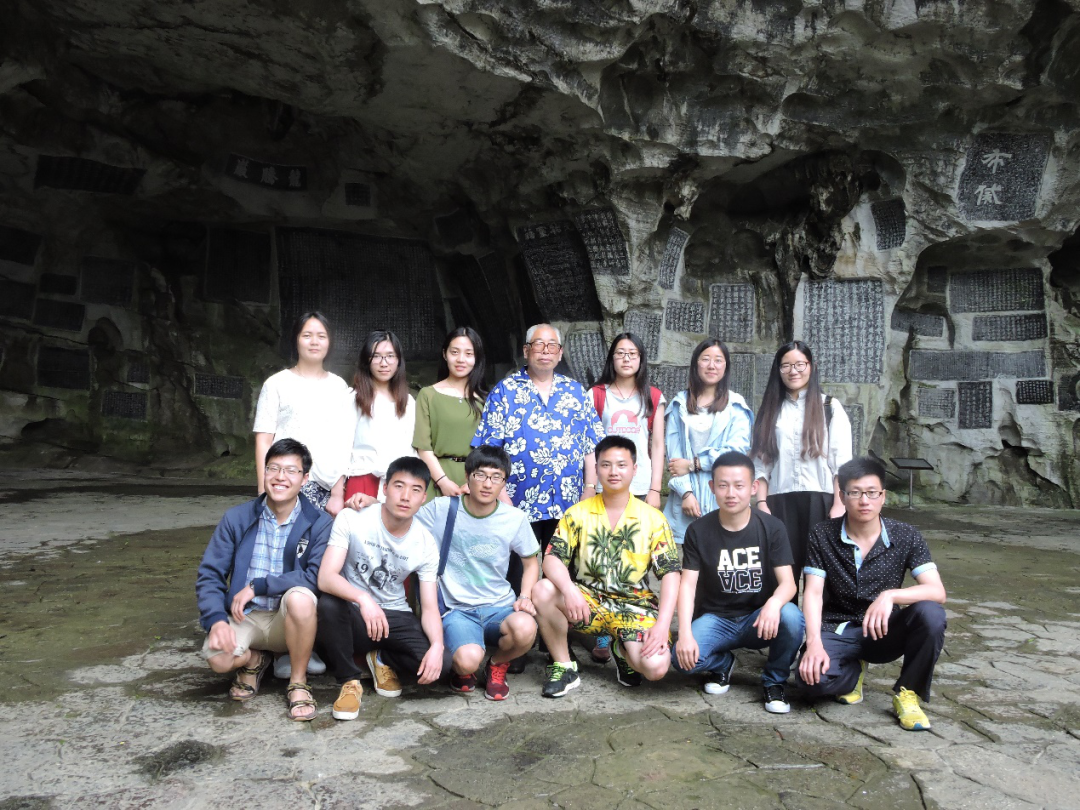 2016年5月，第20届理事会毕业旅行，部分成员与韩老师合影于桂林七星公园龙隐岩