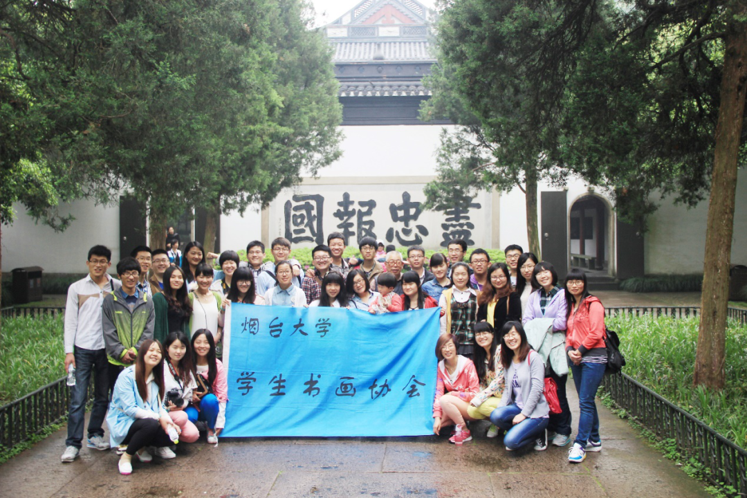 2014年春假，摄于杭州岳王庙，人员涵盖18届（毕业旅行），19届，20届部分理事会成员