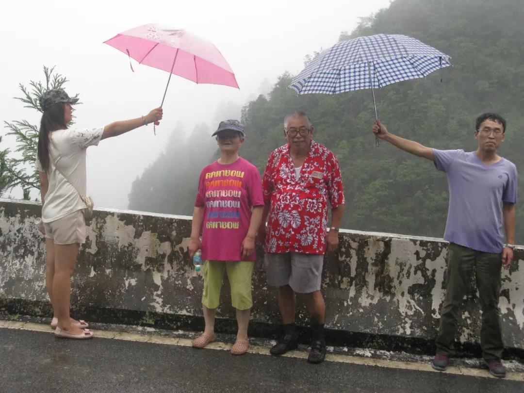 2014年8月，冒雨登井冈山。左起：胡艳飞，戴老师，韩老师，谢志宾