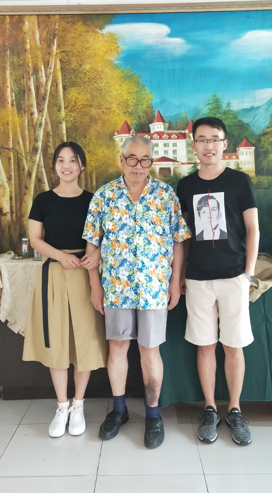 2018年6月，我们回烟台看望老师。左起：赵玲玲|韩老师|谢志宾