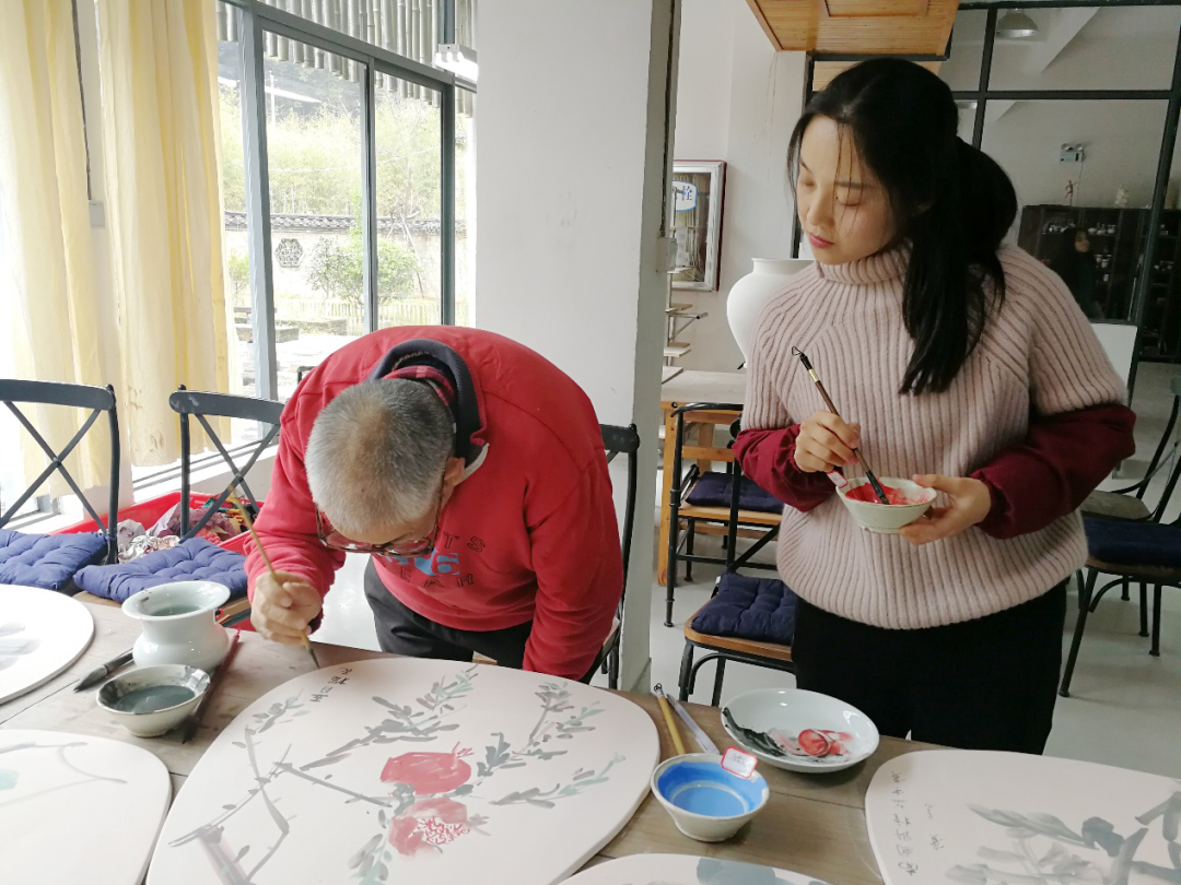 2018年12月初，在景德镇跟老师学画陶瓷。摄影/杨晓彤